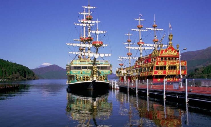 箱根蘆之湖乘海盜船是欣賞富士山美景的人氣必訪體驗之一。(圖片提供／H.I.S.)