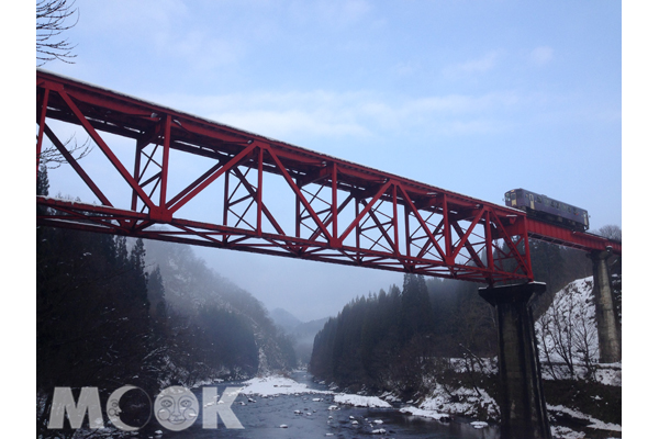 紅色鐵橋「大又川橋樑」為秋田內陸縱貫鐵道八大景點之一 。（圖片提供／日本秋田縣）