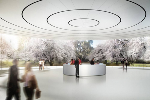 Apple Park外觀猶如太空飛船般的圓弧設計，採用了全世界最大的弧型玻璃面板及太陽能裝置 (圖片來源／Apple)