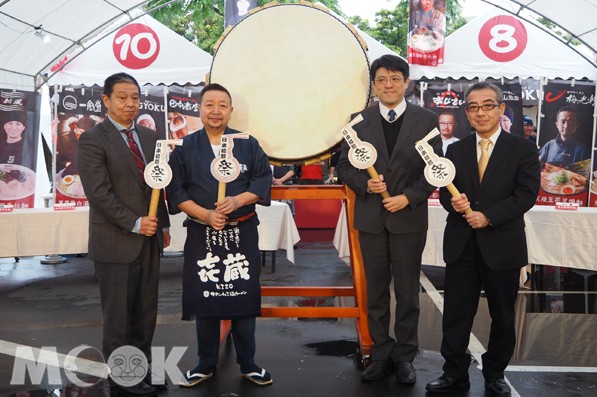 日本十大拉麵祭開幕在各主辦單位代表擊鼓中展開。(攝影／MOOK景點家米亞比)