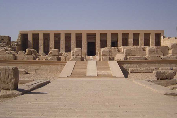 這座失落的千年古城位在尼羅河沿岸，離阿拜多斯城遺址相當接近，阿拜多斯是冥王歐西里斯(Osiris)的肉身下葬之處 (圖片來源／House of Life Abydos)