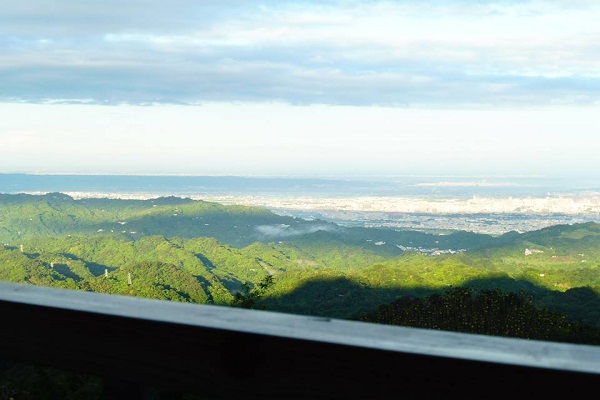 酒桶山休閒農場奇峰山巒，適合遊客們來此地攝影留念 (圖片來源／酒桶山休閒農場)