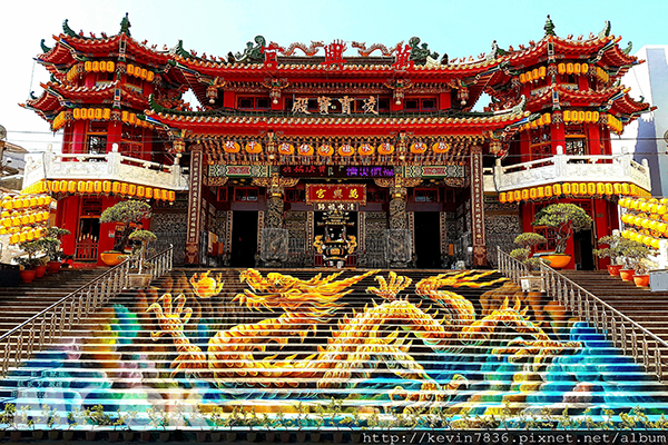 高雄前金廟萬興宮，有全台首創在廟宇階梯前使用3D彩繪 (圖片提供／梅子的旅遊食記 - 柏村)