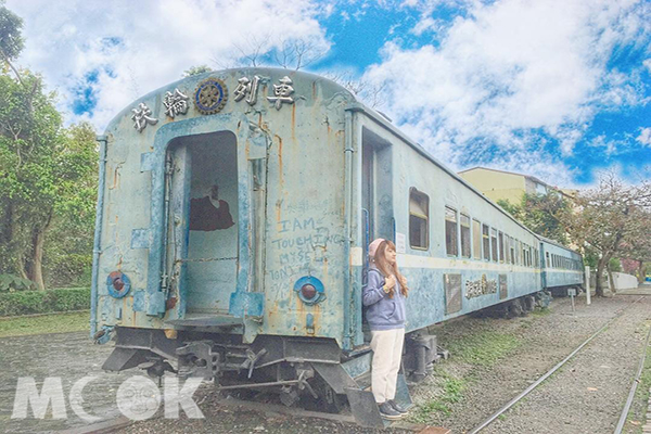 廢棄的石岡車站保留了兩節藍皮車廂提供大家拍照留念 (圖片提供／IG：cccccc.b)