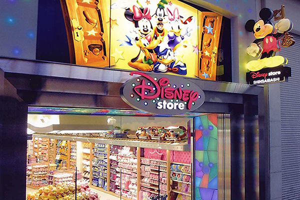 心齋橋內的迪士尼商店，現場還可以購買迪士尼樂園門票 (圖片來源／Disney Japan)