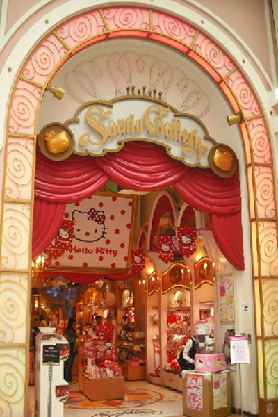 心齋橋筋商店街有西日本地區最大的三麗鷗旗艦店Sanrio Gallery，整棟共有三層樓 (圖片來源／心斎橋筋商店街)