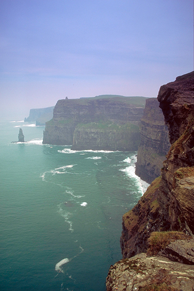 莫赫懸崖是愛爾蘭最重要的海鳥棲息地，每年有超過3萬隻海鳥在那裡繁殖後代 (圖片來源／Wikipedia)
