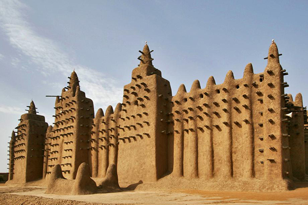 傑內大清真寺是一座聞名於世的蘇丹-薩赫勒式建築巨型土坯建築，是伊斯蘭界最大的泥土建築，也是非洲最著名的地標性建築物之一 (攝影／FRANCOIS XAVIER MARIT)