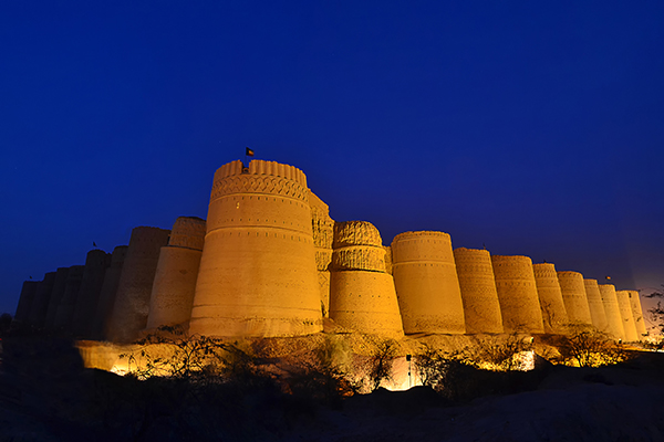 德拉沃爾堡壘有40座驚人的堡壘，在廣大沙漠中聳然佇立著，堡壘厚牆圓周1,500公尺，高30公尺。這一極具紀念意義的建築甚至連巴基斯坦居民也不完全了解 (圖片來源／Wikipedia)