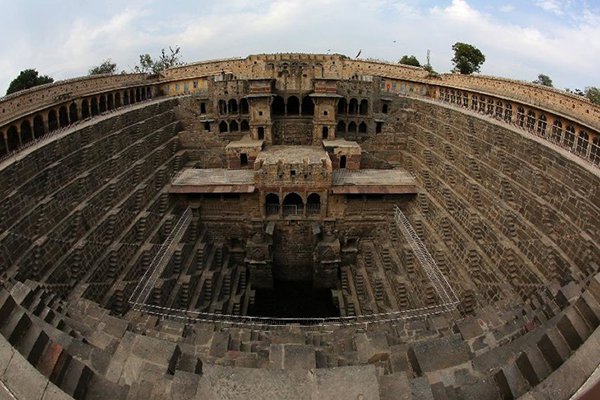 印度古吉拉特邦帕坦城的王后階梯井，在西元12世紀到14世紀之間，在印度的儲水系統發揮極為重要的作用，且反映了當時印度匠人修建技術的高度，其精湛的技術、複雜的工藝以及卓越的細節比例使其成為精巧的多層式藝術與建築作品典範 (攝影／Victoria Lautman)