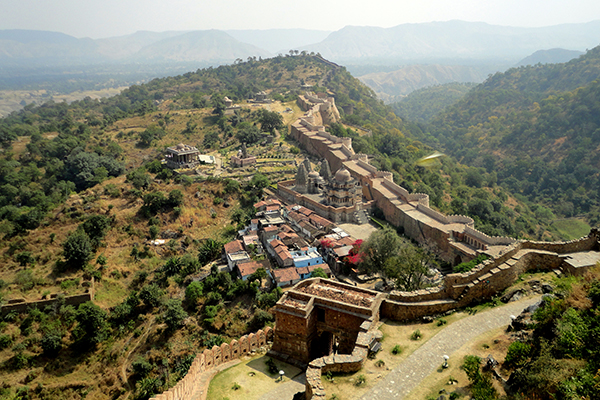 昆巴哈爾堡位在拉賈斯坦南部，烏達普爾市北部64公里處，城堡圍牆延伸36公里，是世界上僅次於中國長城的偉大建設，城牆厚度約有4.5公尺 (圖片來源／Wikipedia)