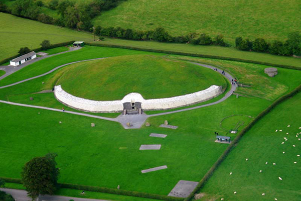 紐格萊奇墓是一座通道式墳墓，愛爾蘭最為著名的史前墳墓之一。被認為大約建造於新石器時代的公元前3200年左右，是由一群在博因河谷從事農業耕作的人類建造的。紐格萊奇墓被認為是神的居所，在凱爾特神話中經常出現 (圖片來源／MY ARCHITECTURAL MOLESKINE)