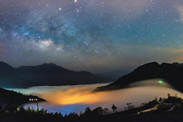 武界開心茶園露營區夜晚的銀河星空與琉璃夜景 (圖片來源／武界開心茶園露營區)