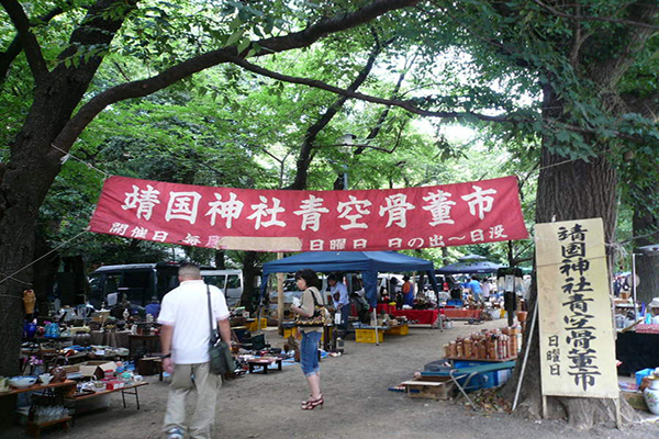 位在新宿的花園神社，每週日定期會舉辦古董市集 (圖片來源／fleamapket)