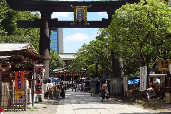 在富岡八幡宮境内舉辦的古董市集，約有140店舖 (圖片來源／富岡八幡宮古董市)