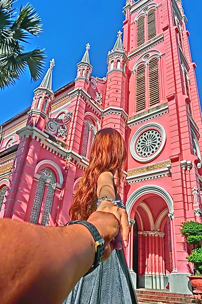 越南耶穌聖心堂的外觀為粉紅建築 (圖片來源／Địa điểm chụp hình đẹp Sài Gòn)