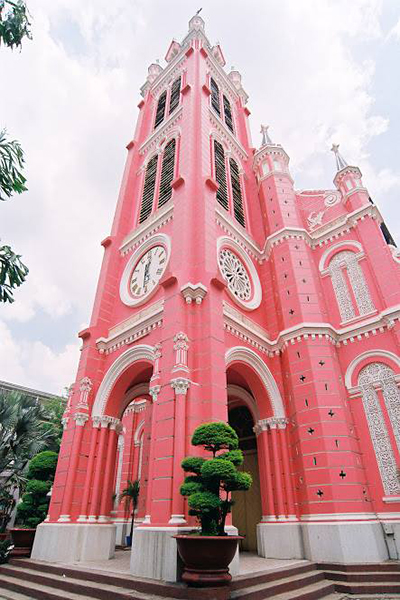 越南粉紅教堂 - 耶穌聖心堂 (圖片來源／Địa điểm chụp hình đẹp Sài Gòn)