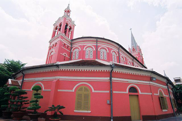 越南粉紅教堂 - 耶穌聖心堂 (圖片來源／Địa điểm chụp hình đẹp Sài Gòn)