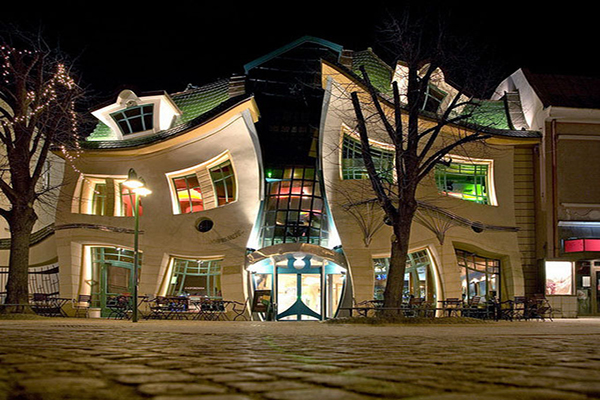 Krzywy Domek彷彿照到哈哈鏡般的建築 (圖片來源／Krzywy Domek)
