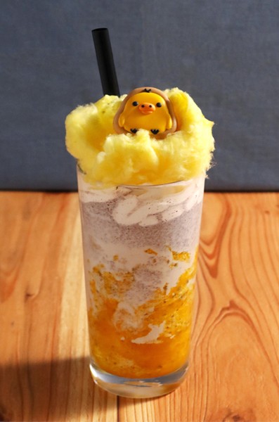 小雞檸檬棉花糖風味冰沙，搭配小雞冰凍餅乾，鮮黃可愛！。(圖片來源／Rilakkuma)