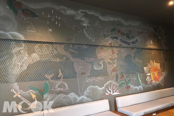 星巴克澎湖喜來登門市藉由手工彩繪的表現方式，結合當地素材—“魚網”來強調咖啡生長帶。(圖片提供／統一星巴克)