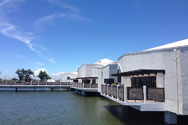 台江國家公園興建了全台第一座置於魚塭上高腳屋構造的遊客中心 (圖片來源／台江國家公園)