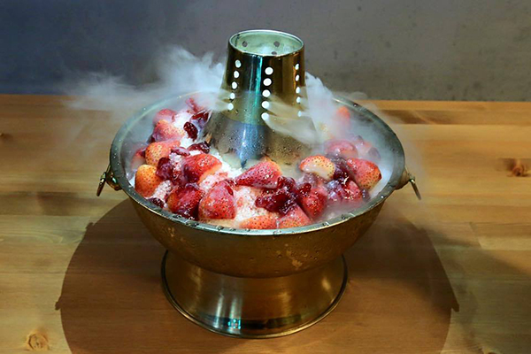 蜂橙豐盛的草莓火鍋 (圖片來源／蜂橙 複合式餐飲)