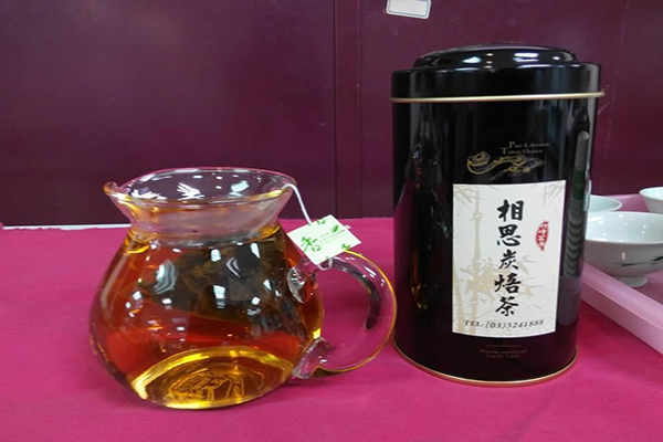 竹峰茗茶獨有的相思炭焙茶，為桃園市十大伴手禮 (圖片來源／竹峰茗茶)