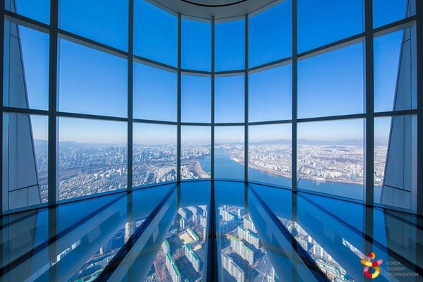 SEOUL SKY被列入3項金氏世界紀錄，世界上最高的透明地板觀景台、世界最長輸送距離及世界最快雙層電梯 (圖片來源／韓國觀光公社)