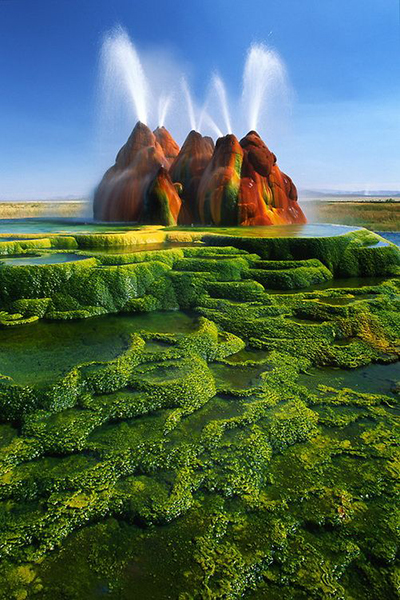 飛噴泉突兀衝突的景色好似神秘異世界 (圖片來源／Inge Johnsson)