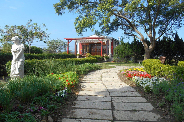 卡卡松法式餐廳充滿歐洲鄉村風格的庭園 (圖片來源／卡卡松法式餐廳)