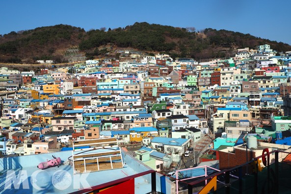 受到中國限韓令影響，韓國旅遊業大受衝擊，圖為釜山人氣景點甘川洞彩繪村。(圖片提供／雪麗兒)