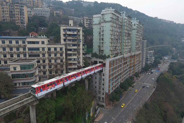 輕軌列車穿越民宅  中國最神奇建築