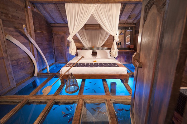 位在峇里島的巴布英達飯店，雖然不是海底下的飯店，不過房間的設計卻相當特別，地板全由玻璃所打造，可以俯瞰底下的海景 (圖片來源／Bambu Indah)