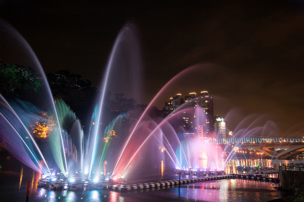 碧潭夜間水舞秀 (圖片來源／新北市政府)