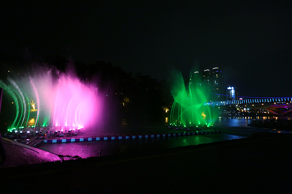 碧潭夜間水舞秀 (圖片來源／新北市政府)