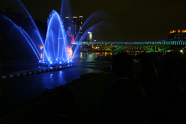 碧潭夜間水舞秀 (圖片來源／新北市政府)