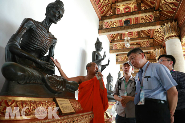 柯市長對於在菩提樹下悟道的釋迦摩尼佛雕像感觸甚深。(圖片提供/台北市觀光局)