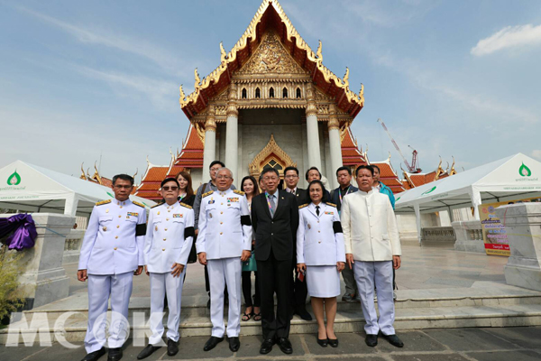 柯市長與泰國文化宗教部長顧問等一行於大理石寺前合影。(圖片提供/台北市觀光局)