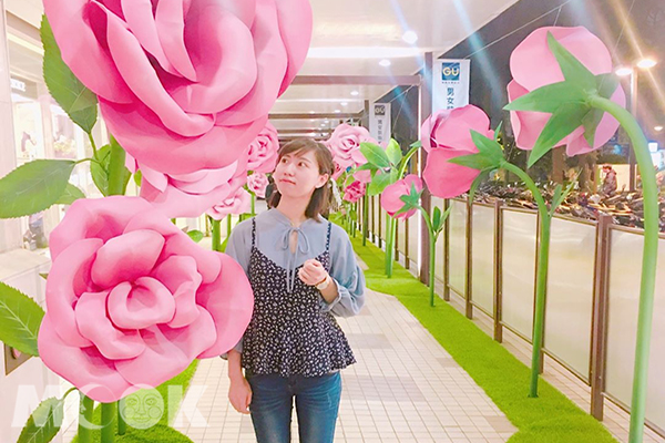 新光三越台北南西店為呈現春天視覺意象，特別打造20朵大小與顏色皆不一的玫瑰花藝術造景 (圖片提供／IG：honeylove33456)
