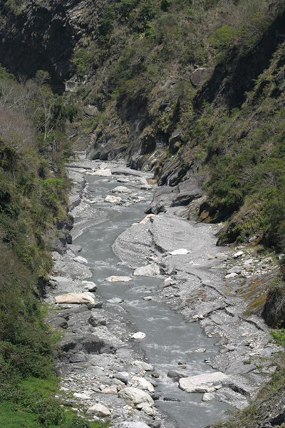 天祥風景區經河水長年的堆積侵蝕，造就了多層河階地形。此區腹地廣闊，是太魯閣國家公園中的重要遊憩據點 (圖片來源／花蓮縣政府)