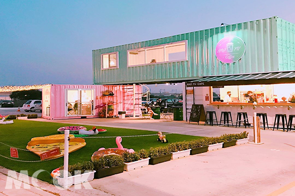 用三個粉紅與粉藍的貨櫃屋搭建成兩層樓的好悠咖啡 (圖片提供／flora0721)