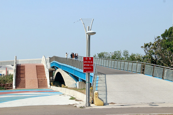 港南濱海風景區為海水浴場，但隨著海水浴場的關閉，蛻變而成多功能休憩的場所 (圖片來源／新竹市政府)