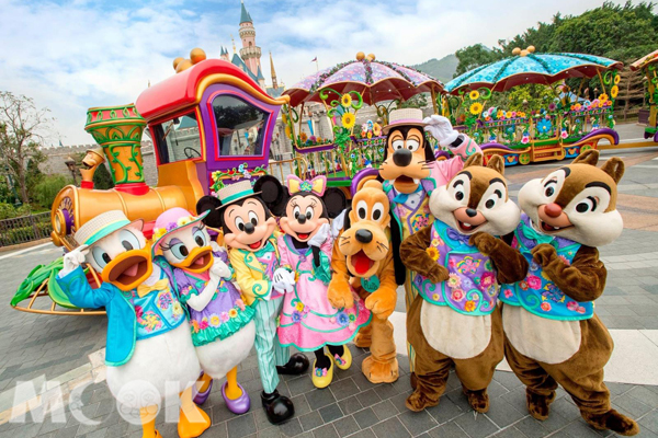 超過30位迪士尼明星換上全新春裝，呈獻全新巡遊「迪士尼明星嘉年華列車」。(圖片提供/香港迪士尼)
