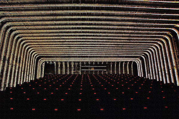 位在馬德里的電影資料館，充滿燈光炫麗效果 (圖片來源／Cineteca Madrid)