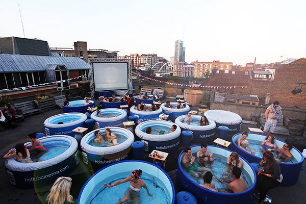 位在倫敦的浴缸電影院，可以享受泡澡與電影 (圖片來源／Hot Tube Cinema)
