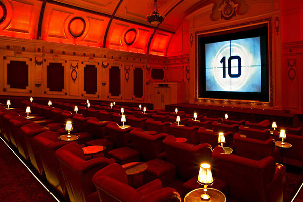 位在倫敦的電子電影院擁有百年的歷史，可以躺在柔軟舒適的羊毛墊上享受電影與浪漫，還能喝著紅酒細細品味 (圖片來源／Electric Cinema)