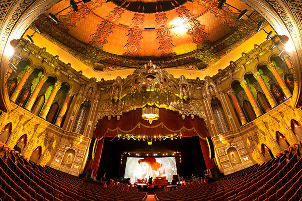 美國福克斯劇院歷史悠久，是亞特蘭大的首映現場娛樂表演場地之一，為摩爾式風格，相當奢華 (圖片來源／Fox Theatre)