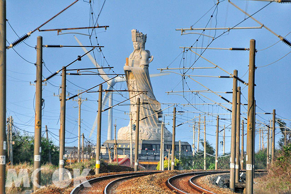 清海宮媽祖神像，歷經20年才建成的石雕像，以266塊花崗岩雕刻而成 (圖片提供／黃風)