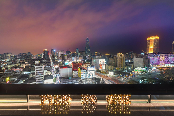 高雄英迪格酒店Pier No.1屋頂高空酒吧 (圖片來源／高雄中央公園英迪格酒店)